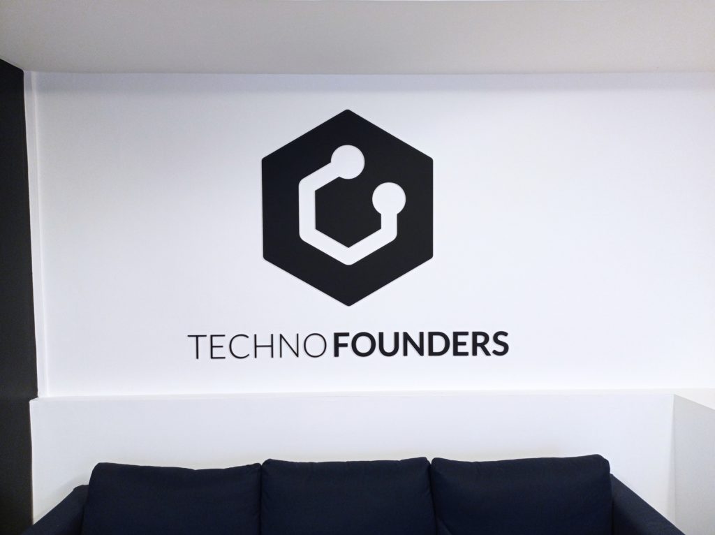 logo et lettres découpées adhésives Technofounders